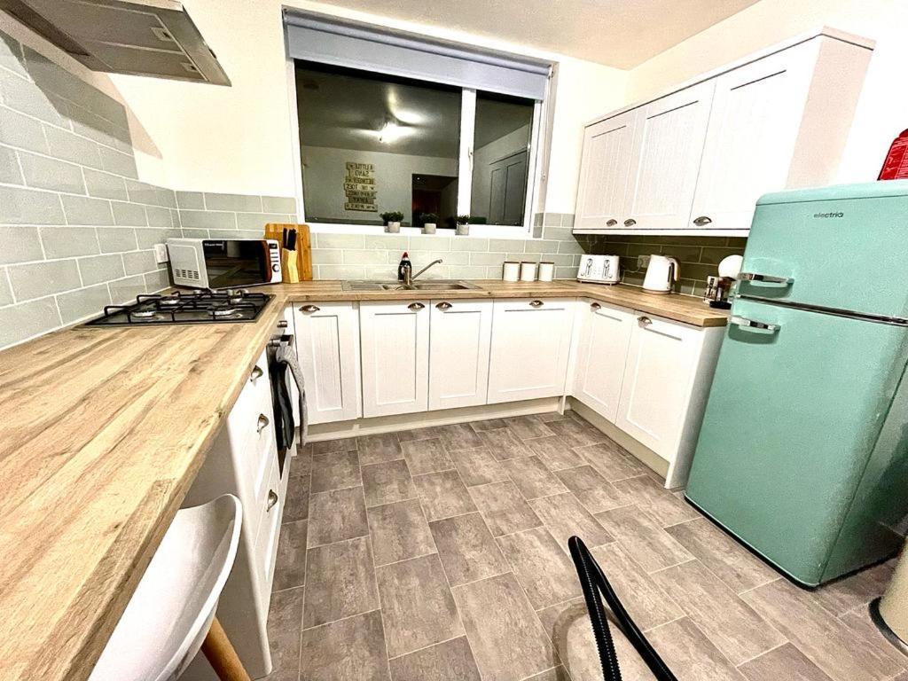 Апартаменти Harbour Loft! Newly Refurbished 3 Bed Flat! Беррі-Порт Екстер'єр фото