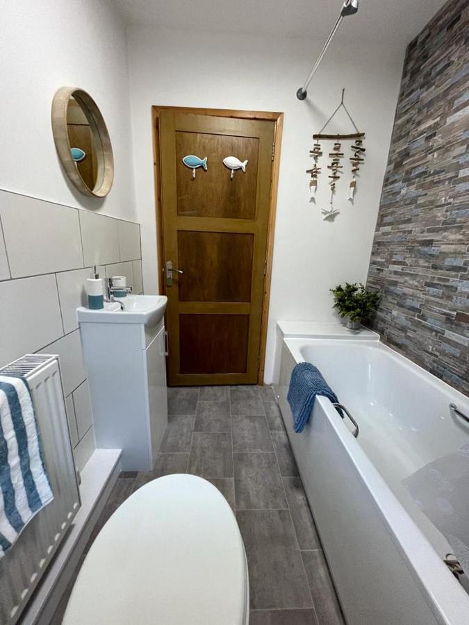 Апартаменти Harbour Loft! Newly Refurbished 3 Bed Flat! Беррі-Порт Екстер'єр фото